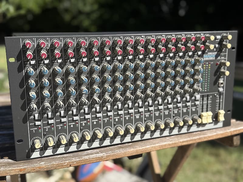 Mackie LM-3204 16-Channel Compact Line Mixer | Reverb