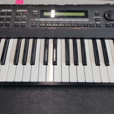 Roland XP-30 61-Key 64-Voice Expandable Synthesizer 1999 - 2004 - Black