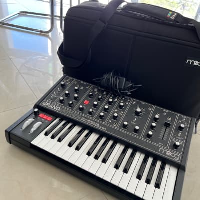 Moog Grandmother 32-Key-Black Synth w/ Moog Bag & Power Supply