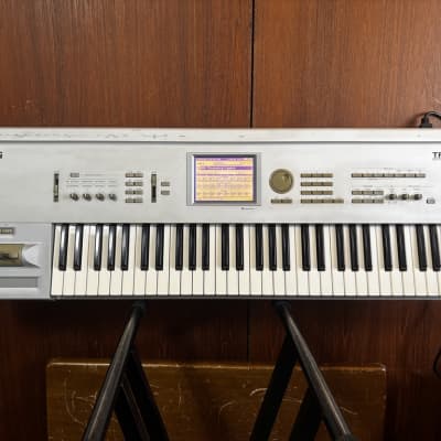Korg Triton 61 key Music Workstation / Sampler ver. 2.5.1 w/ box SIMM