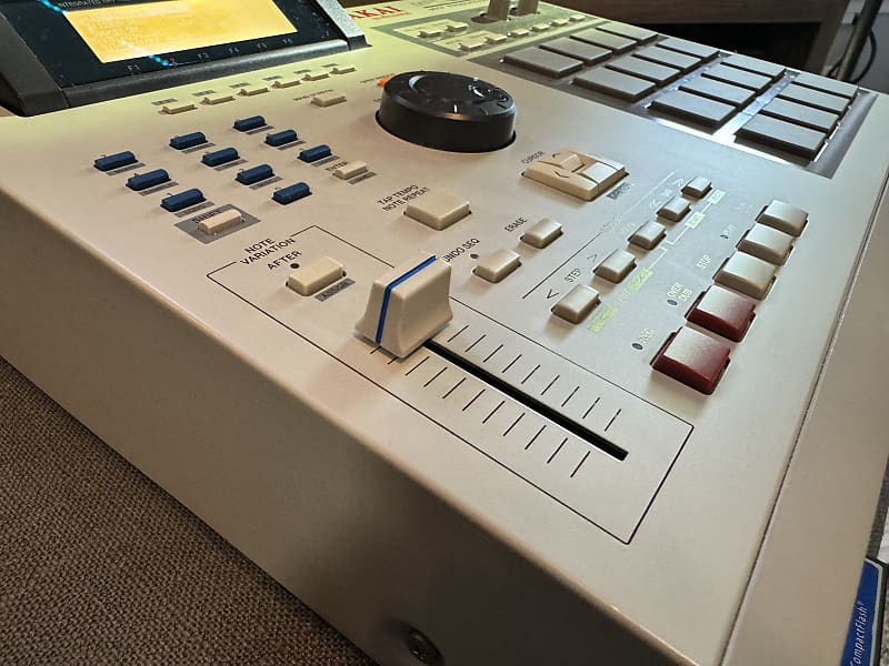 AKAI（アカイ） MPC 2000XL CF Akai MPC 2000XL Custom Black Modular with Black ABS Bezel