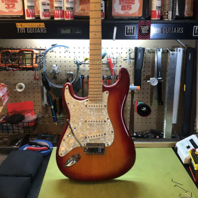 Fender American Deluxe Stratocaster Left-Handed with Maple Fretboard 2004 - 2010 - 3-Color Sunburst for sale