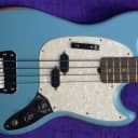 Fender Mustang Justin Meldal-Johnson Short Scale, Daphne Blue / Rosewood