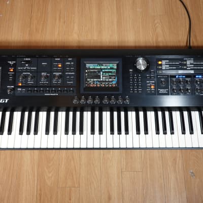 Roland V-Synth GT 61-Key w/Case    (Excellent condition)