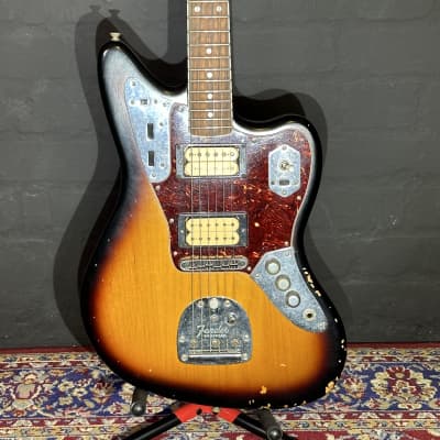 + Video Fender 2014 Kurt Cobain Roadworn Jaguar Sunburst Guitar + Case + Book - Nirvana image 3
