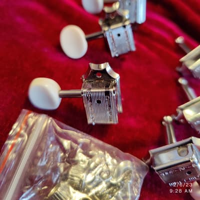 Wilkinson Tuners 3 x 3 Tuning Pegs 2020's - Chrome image 2