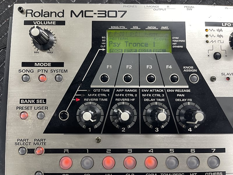 Roland MC-307 Groovebox