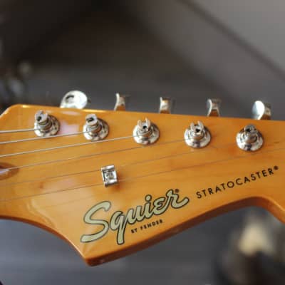 Squier Classic Vibe '60s Stratocaster, Laurel Fingerboard, 3-Color Sunburst, 3, 27 KG imagen 8