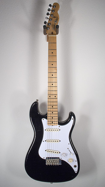 【ジャンク】SQUIER Bullet Strat Black Squier Bullet Stratocaster w/ Trem, Black at Gear4music