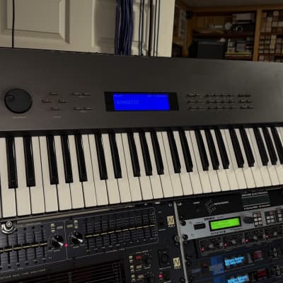 Kawai K5 Multi-Dimensional Digital Synthesizer w/DC32 Memory card & blue illuminated display