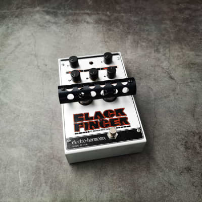 エレクトロハーモニクス BLACK FINGER コンプレッサー Electro-Harmonix Black Finger Tube Compressor Pedal | Sweetwater