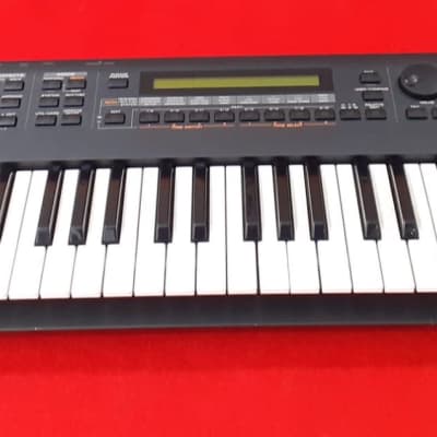 Roland XP-30 61-Key 64-Voice Expandable Synthesizer 1999 - 2004 - Black