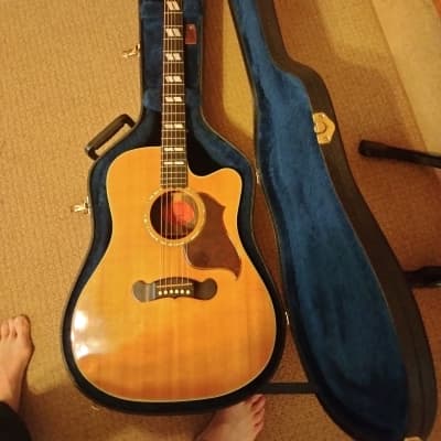 Gibson Songwriter Deluxe Plus EC 2006 - Grover Tuning Keys, Fishman Electronics. Price drop $1995 Obo.. This Guitar is in excellent condition. It has zero scratches, finish is in excellent condition. Rosewood back, sides and fretboard. image 2