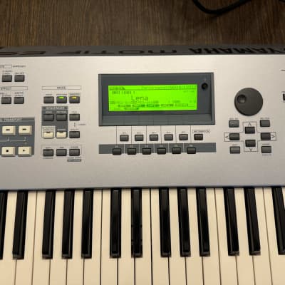 Yamaha Motif ES 6 Production Synthesizer with 128MB Smartmedia CARD