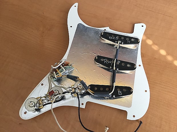 DiMarzio DCS Classical VINTAGE Loaded Strat Pickguard DiMarzio DCS Classical VINTAGE Loaded Strat Pickguard