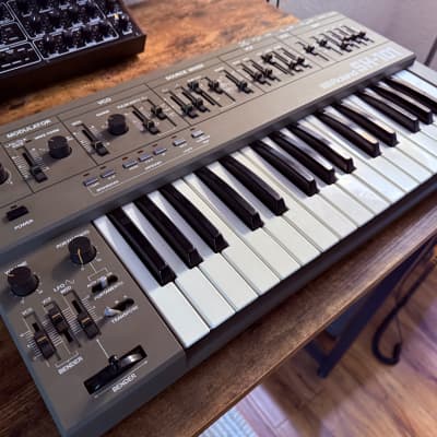 Roland SH-101 32-Key Monophonic Synthesizer 1982 - 1986 - Gray