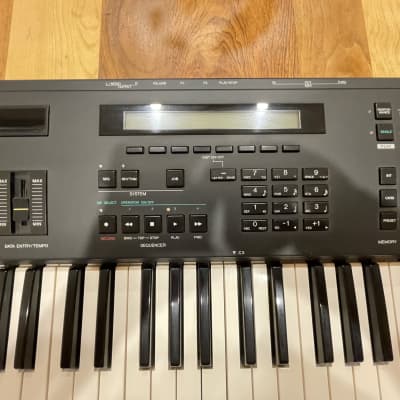 Yamaha V50 FM Synthesizer 1989 - Black image 2