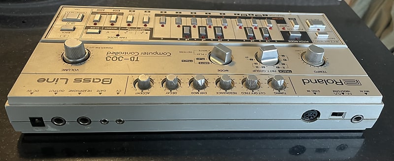 TB-303 Bassline Synthesizer Module