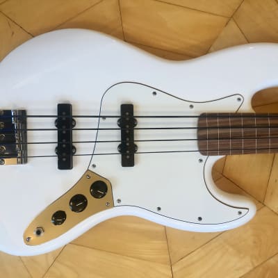 UNPLAYED- 2020/21 Fender Player Fretless Jazz Bass Guitar- Polar White with Pau Ferro Fingerboard image 2