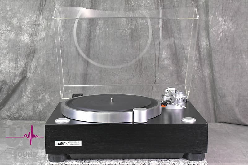 YAMAHA GT-2000 Record Turntable In Very Good Condition  			