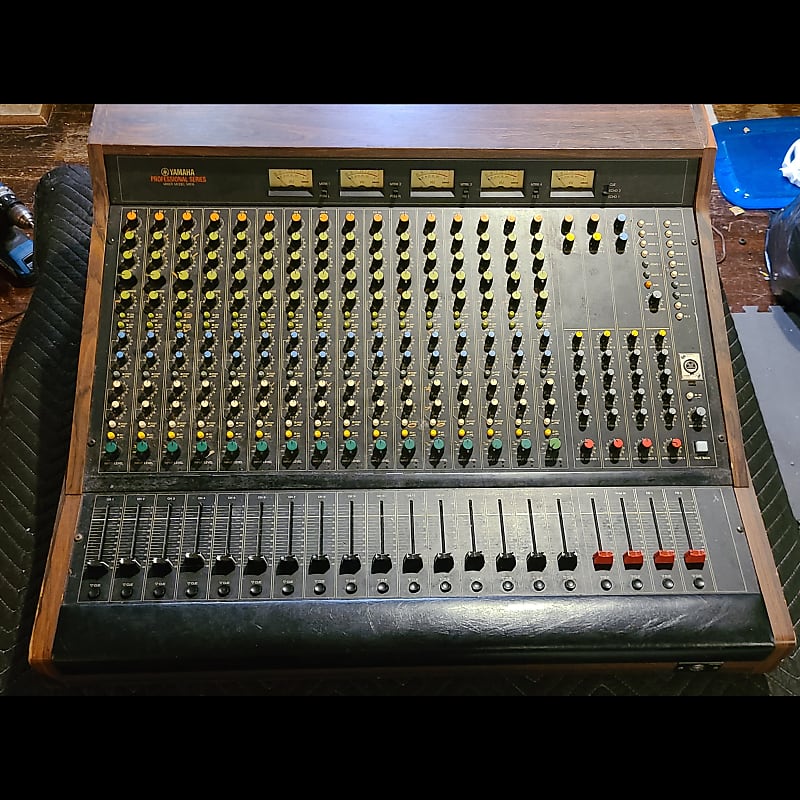 Yamaha M916 "Professional Series" Analog Mixing Console/ Reverb