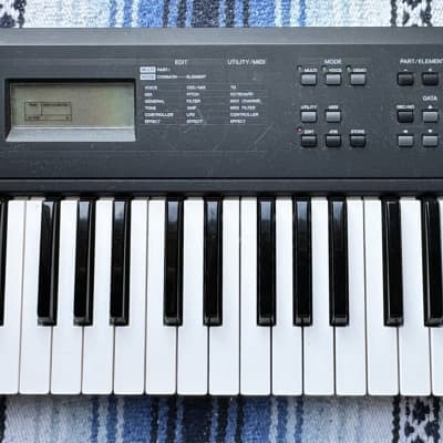 Yamaha S03 Synthesizer with power supply