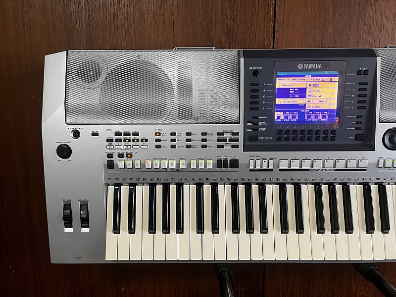 YAMAHA PSR-S700 MegaVoice Technology, 16-Track Sequencer and