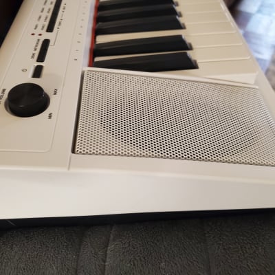 Yamaha Piaggero NP-12 Portable Piano 2016 - Present - White image 11