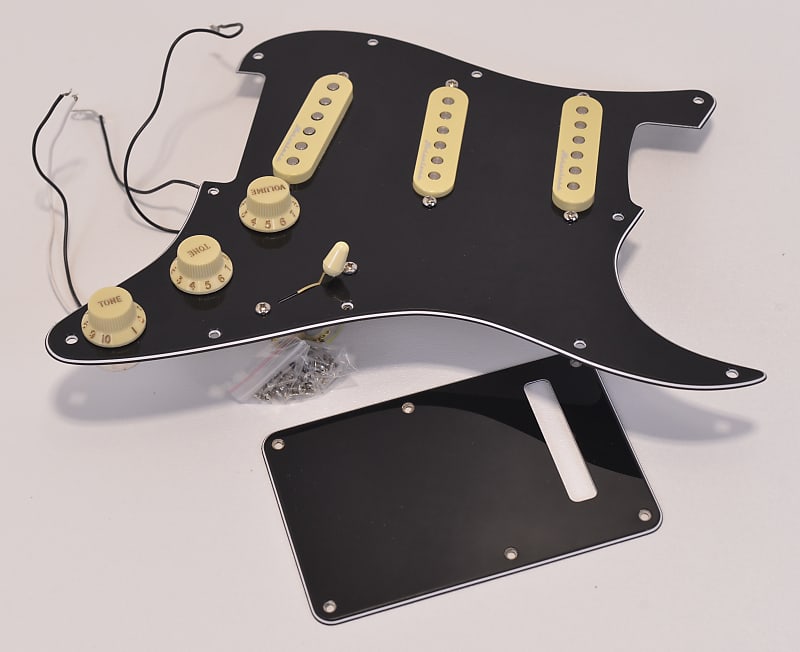 Pickguard Blanc Fender® pre-cablé SSS 11H pour Strat®, micros HOT NOISELESS