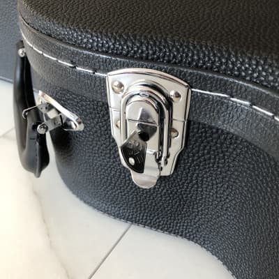 Lindo Hard Case Acoustic / Classical / Electro Guitar | Lockable | Plush-Lined | Inside Storage Pocket - Black Faux Leather / Tolex image 4