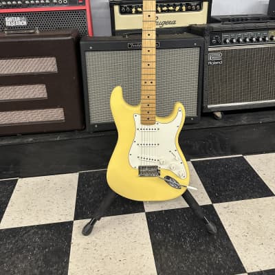 Fender Player Stratocaster with Maple Fretboard 2022- Present - Buttercream image 1