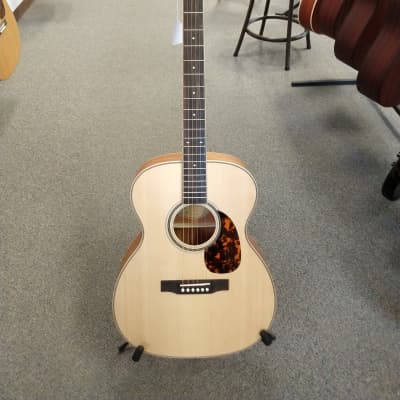 New Larrivee OM-40 Acoustic Guitar, Mahogany Back and Sides, Natural with Hardshell Case image 2