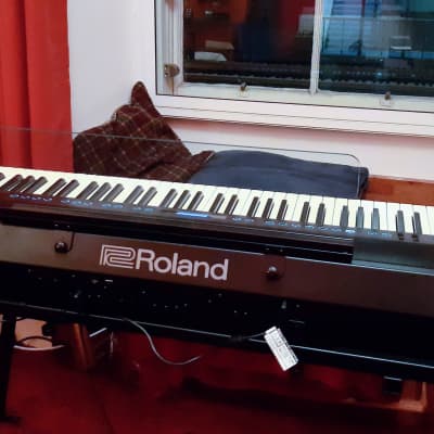 Roland FP-90X 88-Key Digital Portable Piano - used (slight cosmetic damage but functions as new)