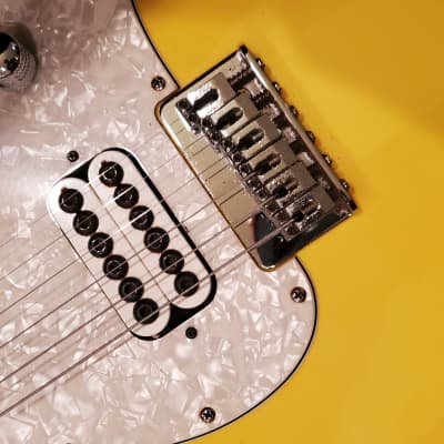 Fender  Tom Delonge signature series Stratocaster with Hardshell case 2002 Graffiti Yellow image 6