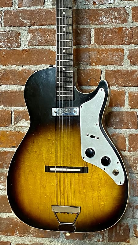 Super 1960 s Harmony H45 Stratotone Mars with New Hard Shell Case Excellent Condition plays Great