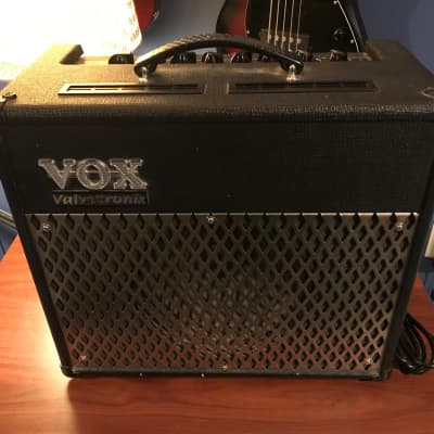 Vox Valvetronix AD30VT 30-Watt 1x10 Modeling Guitar Combo image 1