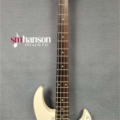 Yamaha Attitude Deluxe bass - White - PreOwned - includes