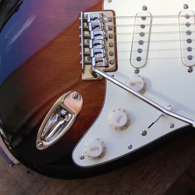 Squier Classic Vibe '60s Stratocaster, Laurel Fingerboard, 3-Color Sunburst, 3, 27 KG imagen 5