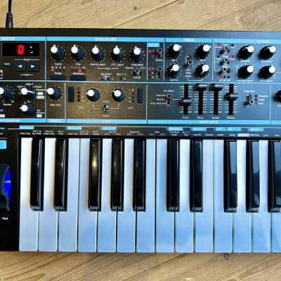 Novation Bass Station II 25-Key Monophonic Synthesizer 2013 - Present - Black