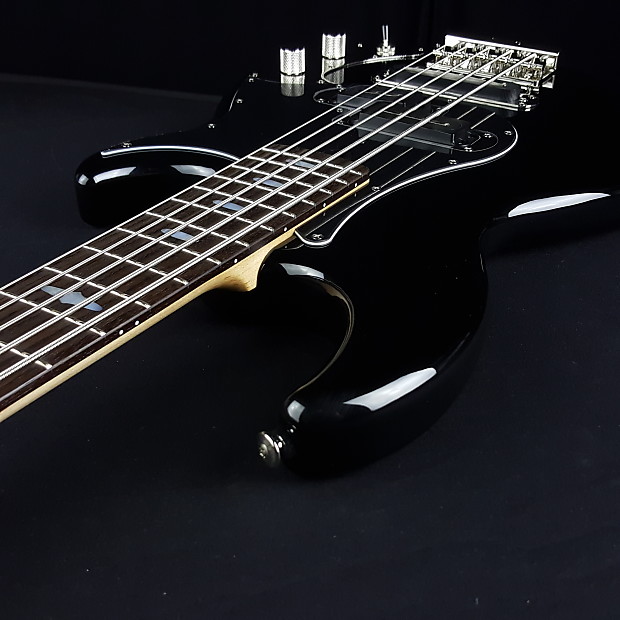 Yamaha BB2025X 5 String Bass Black, with Hard Shell Case