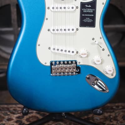 Fender Vintera II '60s Stratocaster, Rosewood Fingerboard - Lake Placid Blue with Deluxe Gig Bag image 3