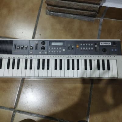 Casio MT-70 Casiotone 49-Key Synthesizer 1982 - 1984 - White / Black