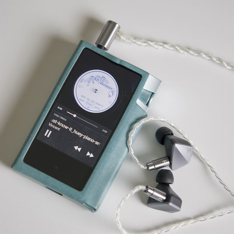 Astell & Kern AK70 Digital Audio Player in Excellent Condition Misty Mint /  64GB