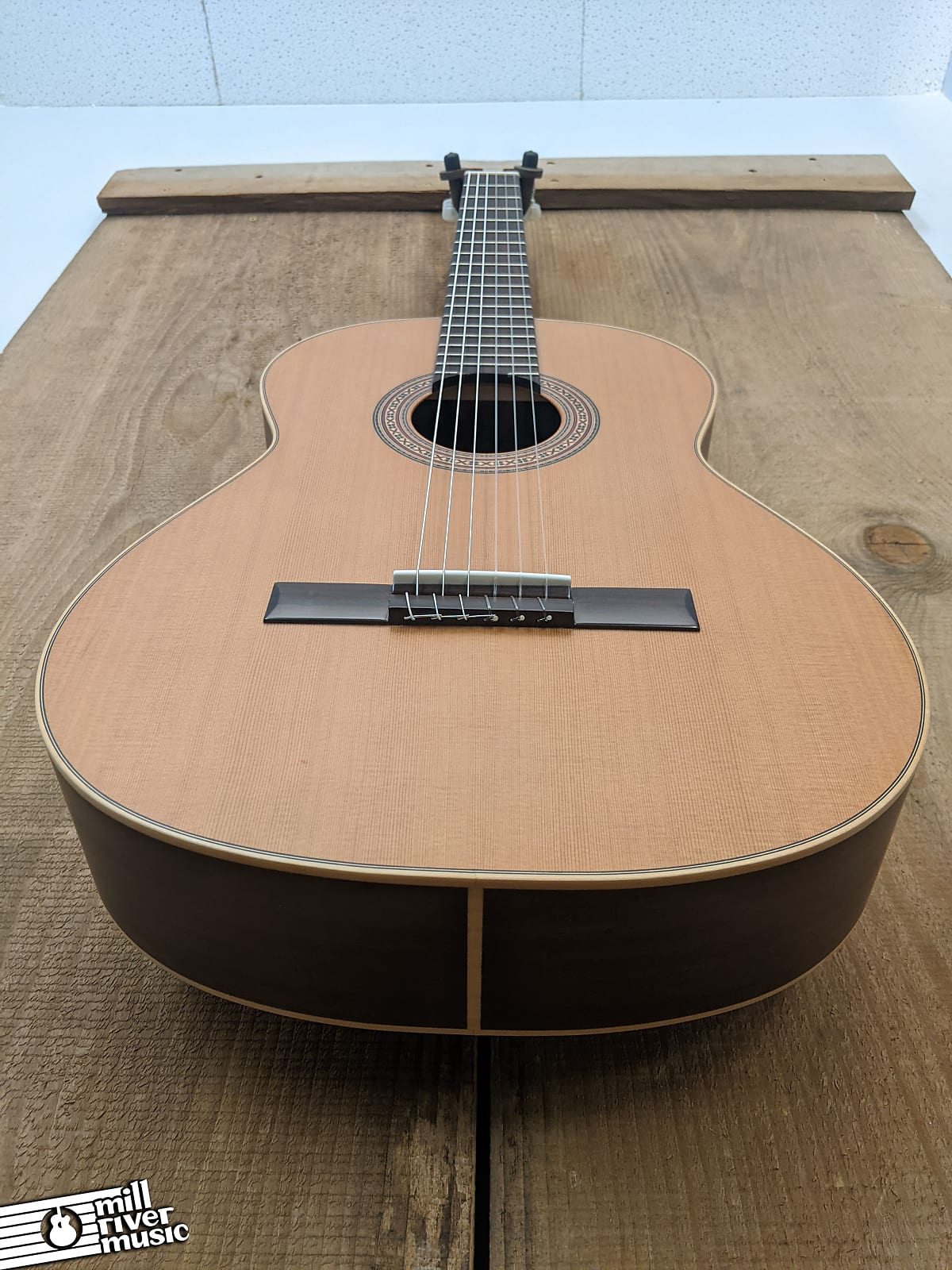 Ortega Traditional Series Cedar Top Nylon String Acoustic Guitar R190 w/Gigbag