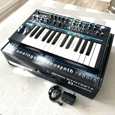 Novation Bass Station II 25-Key Monophonic Synthesizer 2013 - Present - Black