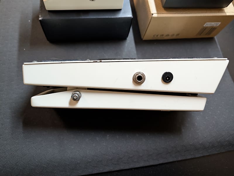 【White ver. MOD】Clyde Wah Fulltone Fulltone CLYDE Standard Wah - What To Know & Where To Buy