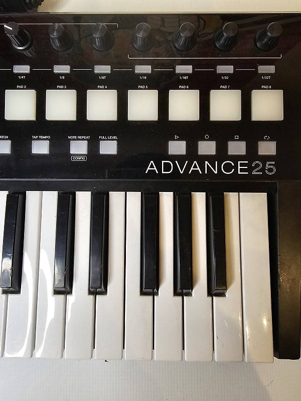 Akai Advance 25 Keyboard Controller