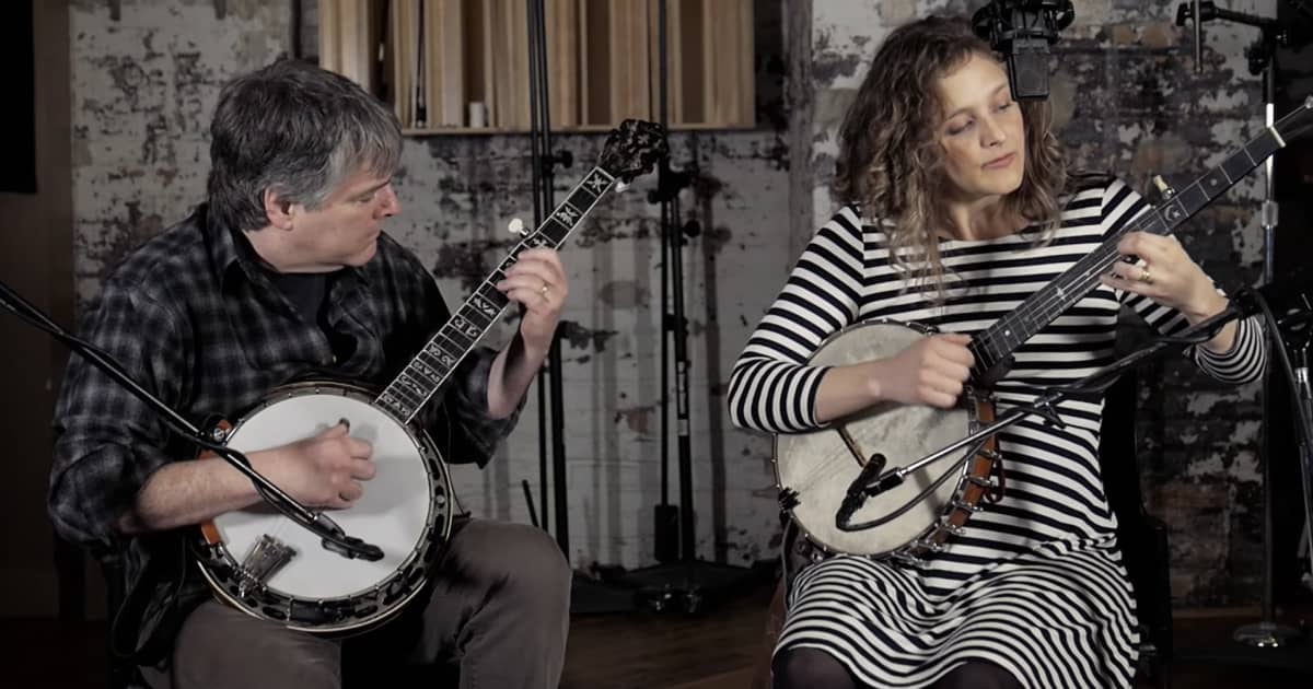 Clawhammer picking style deals