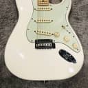 Fender Deluxe Roadhouse Stratocaster with Maple Fretboard 2017 - 2021 - Olympic White