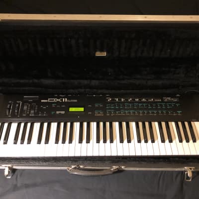 comes with hard case Yamaha DX11 Programmable Algorithm Digital Polyphonic Multitimbral FM Synthesizer 1988 - Black